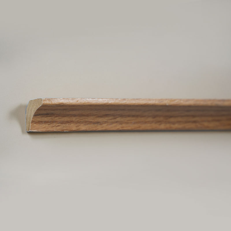 Massivholz-Inneneckleiste/Scotia-Leiste (umwickelt mit rotem Eichenfurnier + Farbe) – Eichenfarbe 7/8