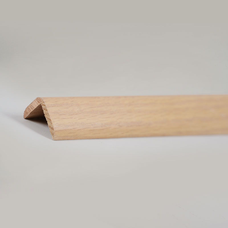 Rechtwinkliger (90°) Übergangsstreifen aus Massivholz (umwickelt mit rotem Eichenfurnier + Farbe) – Eichenfarbe 1 1/9' x 1 1/9'