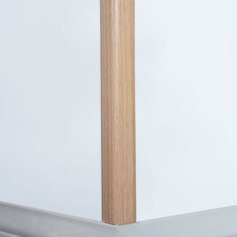 Rechtwinkliger (90°) Übergangsstreifen aus Massivholz (umwickelt mit rotem Eichenfurnier + Farbe) – Eichenfarbe 1 1/9' x 1 1/9'
