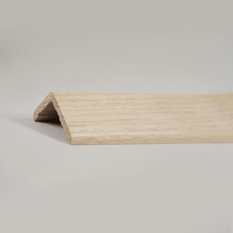 Rechtwinkliger (90°) Übergangsstreifen aus Massivholz (umwickelt mit rotem Eichenfurnier + Farbe) – Eichenfarbe 1 1/2' x 1 1/2'