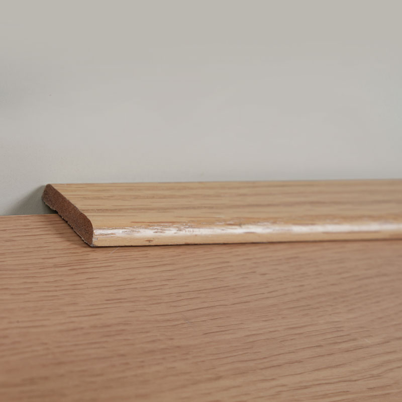 Übergangsleiste aus Massivholz (umwickelt mit rotem Eichenfurnier + Farbe) – Eichenfarbe 6/25' x 1 3/8'