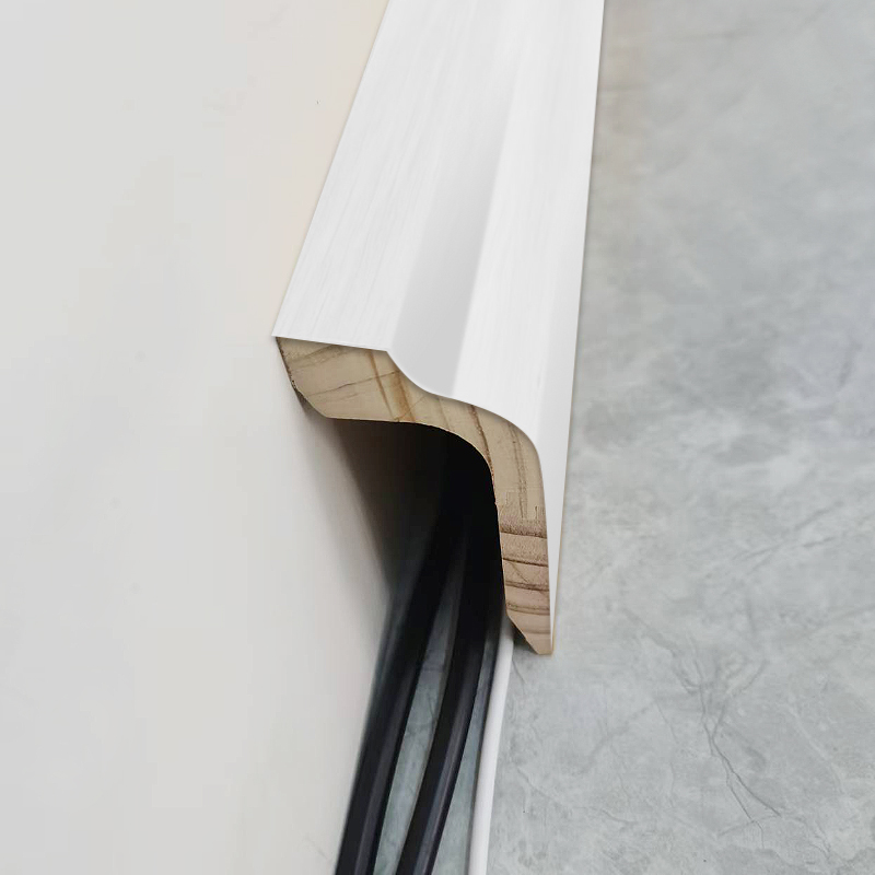 Fußleiste aus Kiefernholz (grundiert mit Spachtelmasse + Farbe) – Weiß 1 1/2'x2 1/6'