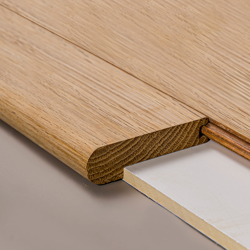 Treppenkanten aus ganzen Baumstämmen aus weißer Eiche (ohne Lackierung) – Eiche naturfarben – 3/5'x2 15/16'